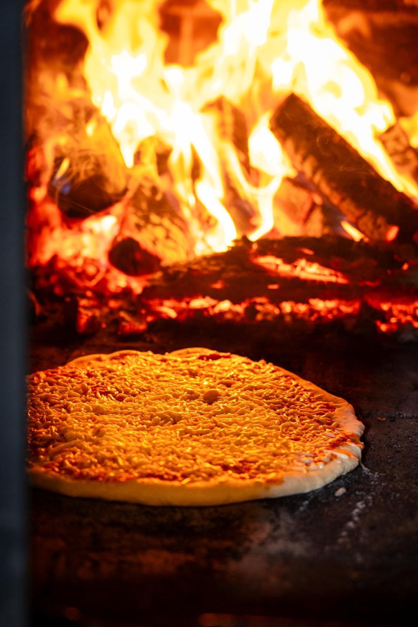 Dworek Ogrodniki, Caloroczny Dom Na Wylacznosc, Basen, Sauna, Las, Staw Rybny, Altana Grillowa, Ognisko, Pianino, Kominek, Piec Chlebowy, Duza Ogrodzona Posesja Tuczna Buitenkant foto